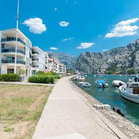 Ap 6+2 In One Of The Most Luxury Building In Omis Exterior photo
